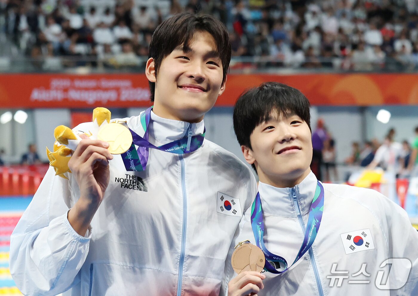 본문 이미지 - 21일 도쿄 아쿠아틱스 센터에서 열린 2026 아이치·나고야 아시안게임 남자 50m 자유형 결승전 시상식에서 금메달리스트 김영범과 동메달리스트 지유찬이 메달을 들어보이고 있다. 2026.9.21 ⓒ 뉴스1 김민지 기자