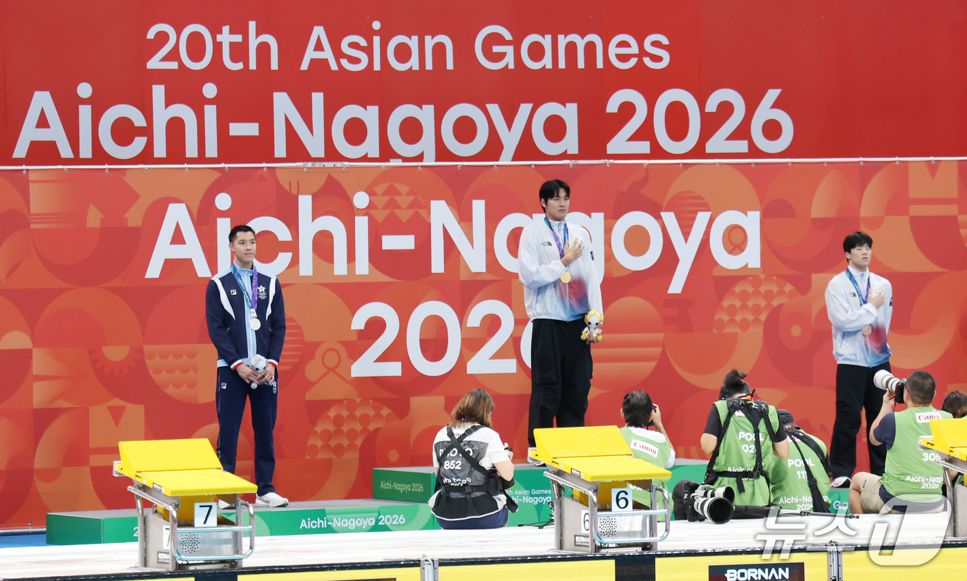 (도쿄=뉴스1) 김민지 기자 = 21일 도쿄 아쿠아틱스 센터에서 열린 2026 아이치·나고야 아시안게임 남자 50m 자유형 결승전 시상식에서 금메달리스트 김영범과 동메달리스트 지유 …
