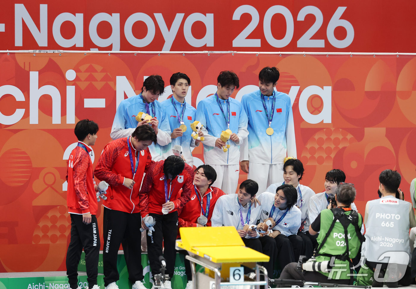 (도쿄=뉴스1) 김민지 기자 = 21일 도쿄 아쿠아틱스 센터에서 열린 2026 아이치·나고야 아시안게임 남자 800m 계영 결승전에서 동메달을 획득한 김준우, 김우민, 이호준, 황 …