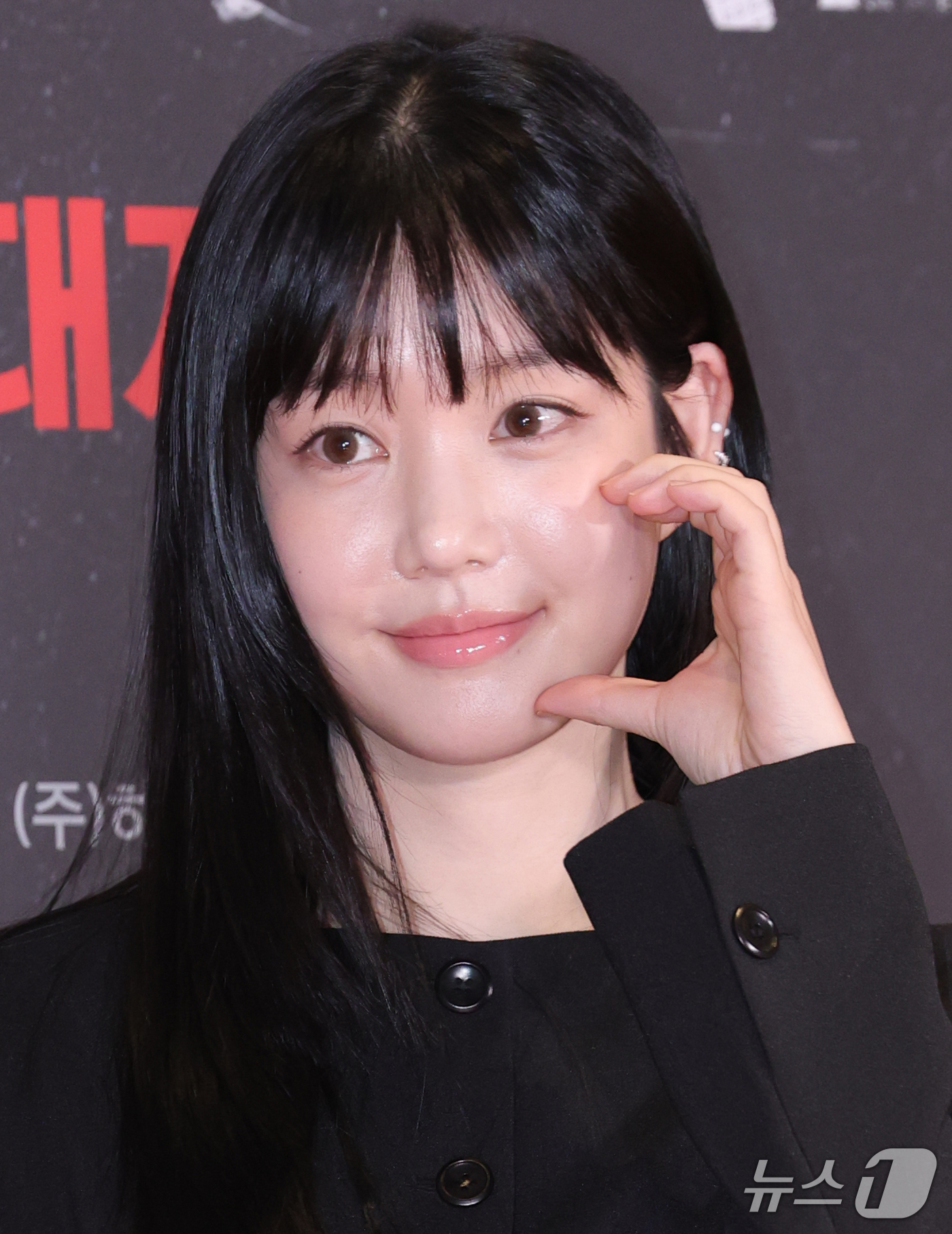 (서울=뉴스1) 권현진 기자 = 배우 이유비가 21일 오후 서울 송파구 롯데시네마 월드타워점에서 열린 영화 '암살자(들)' VIP 시사회에 참석해 포즈를 취하고 있다.'암살자(들) …