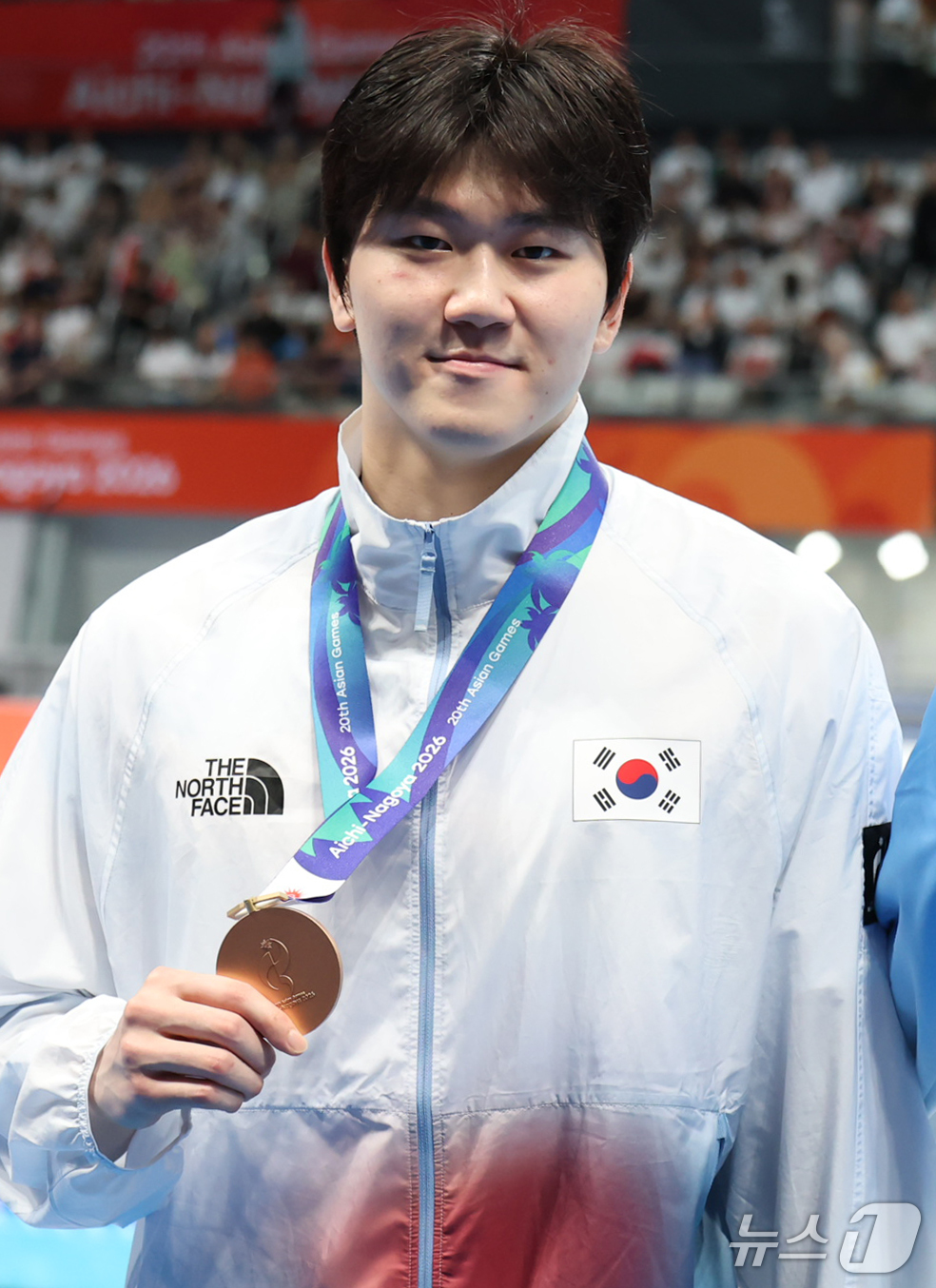(도쿄=뉴스1) 김민지 기자 = 21일 도쿄 아쿠아틱스 센터에서 열린 2026 아이치·나고야 아시안게임 남자 50m 배영 결승전 시상식에서 윤지환이 동메달을 들어보이고 있다. 20 …