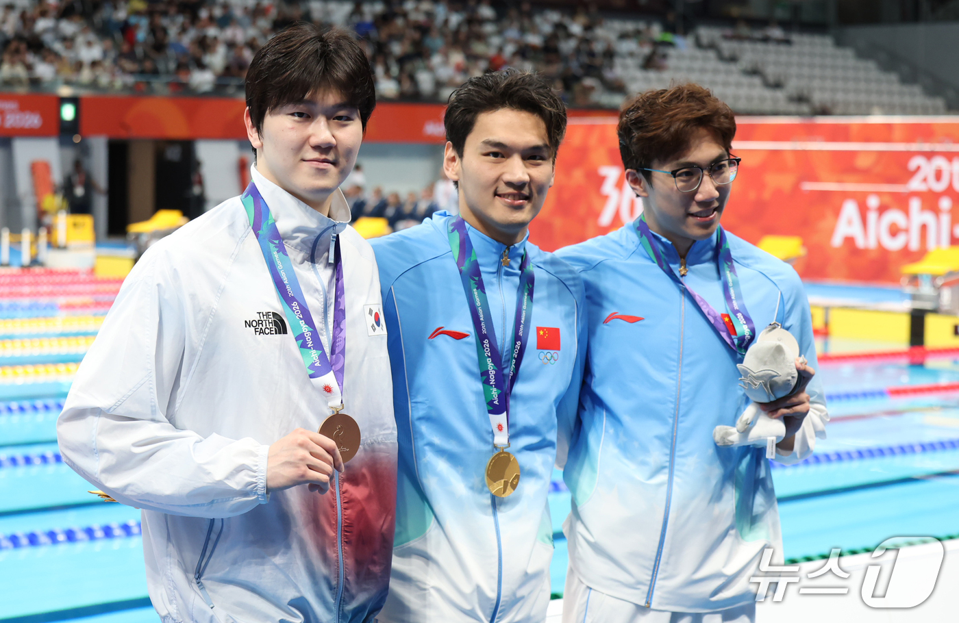 (도쿄=뉴스1) 김민지 기자 = 21일 도쿄 아쿠아틱스 센터에서 열린 2026 아이치·나고야 아시안게임 남자 50m 배영 결승전에서 동메달을 획득한 윤지환이 금메달과 은메달을 획득 …