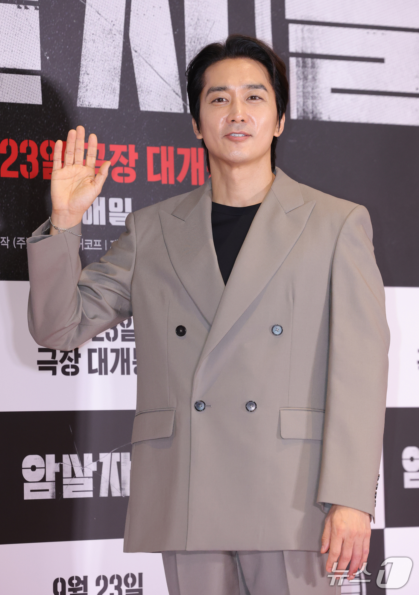 (서울=뉴스1) 권현진 기자 = 배우 송승헌이 21일 오후 서울 송파구 롯데시네마 월드타워점에서 열린 영화 '암살자(들)' VIP 시사회에 참석해 포즈를 취하고 있다.'암살자(들) …