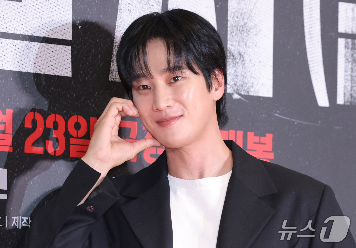 (서울=뉴스1) 권현진 기자 = 배우 안보현이 21일 오후 서울 송파구 롯데시네마 월드타워점에서 열린 영화 '암살자(들)' VIP 시사회에 참석하고 있다.'암살자(들)'은 1974 …