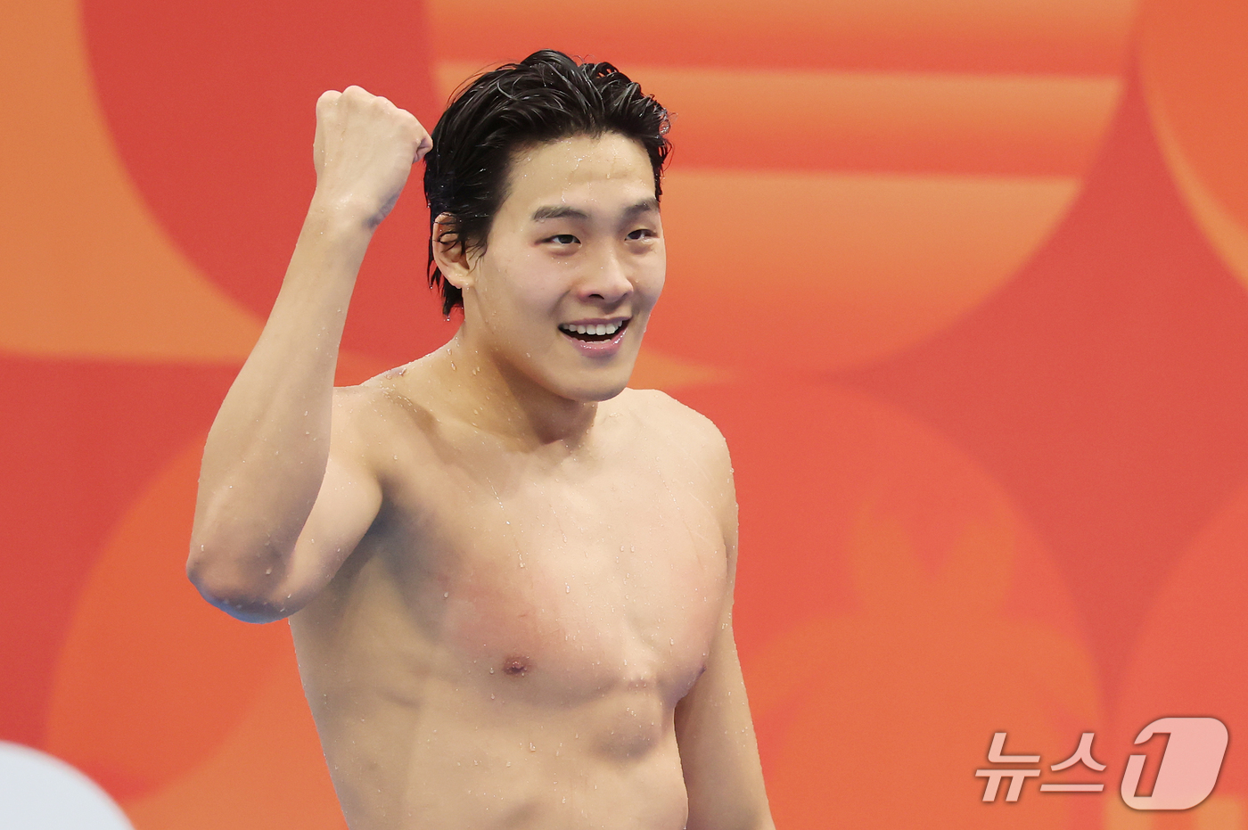 (도쿄=뉴스1) 김민지 기자 = 21일 도쿄 아쿠아틱스 센터에서 열린 2026 아이치·나고야 아시안게임 남자 50m 자유형 결승전에서 금메달을 획득한 김영범이 주먹을 불끈 쥐어보이 …