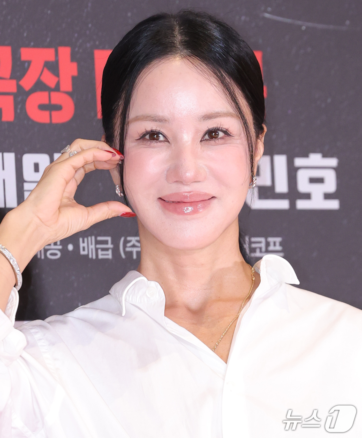 (서울=뉴스1) 권현진 기자 = 배우 엄정화가 21일 오후 서울 송파구 롯데시네마 월드타워점에서 열린 영화 '암살자(들)' VIP 시사회에 참석하고 있다.'암살자(들)'은 1974 …