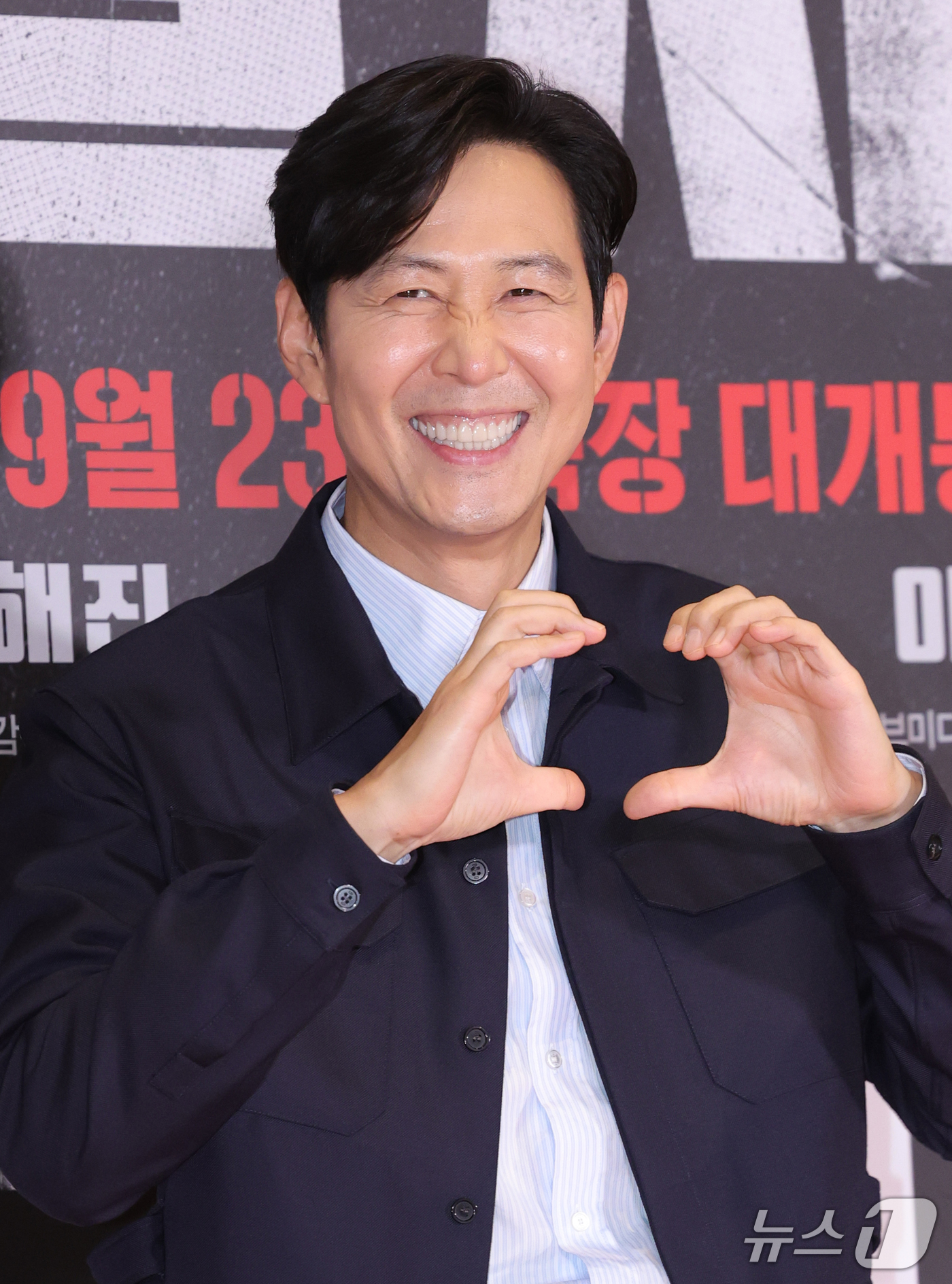 (서울=뉴스1) 권현진 기자 = 배우 이정재가 21일 오후 서울 송파구 롯데시네마 월드타워점에서 열린 영화 '암살자(들)' VIP 시사회에 참석해 포즈를 취하고 있다.'암살자(들) …