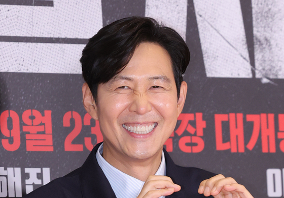 '암살자(들)' VIP 시사회 찾은 이정재