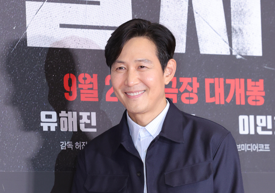 이정재 '암살자(들)' 잘 볼게요