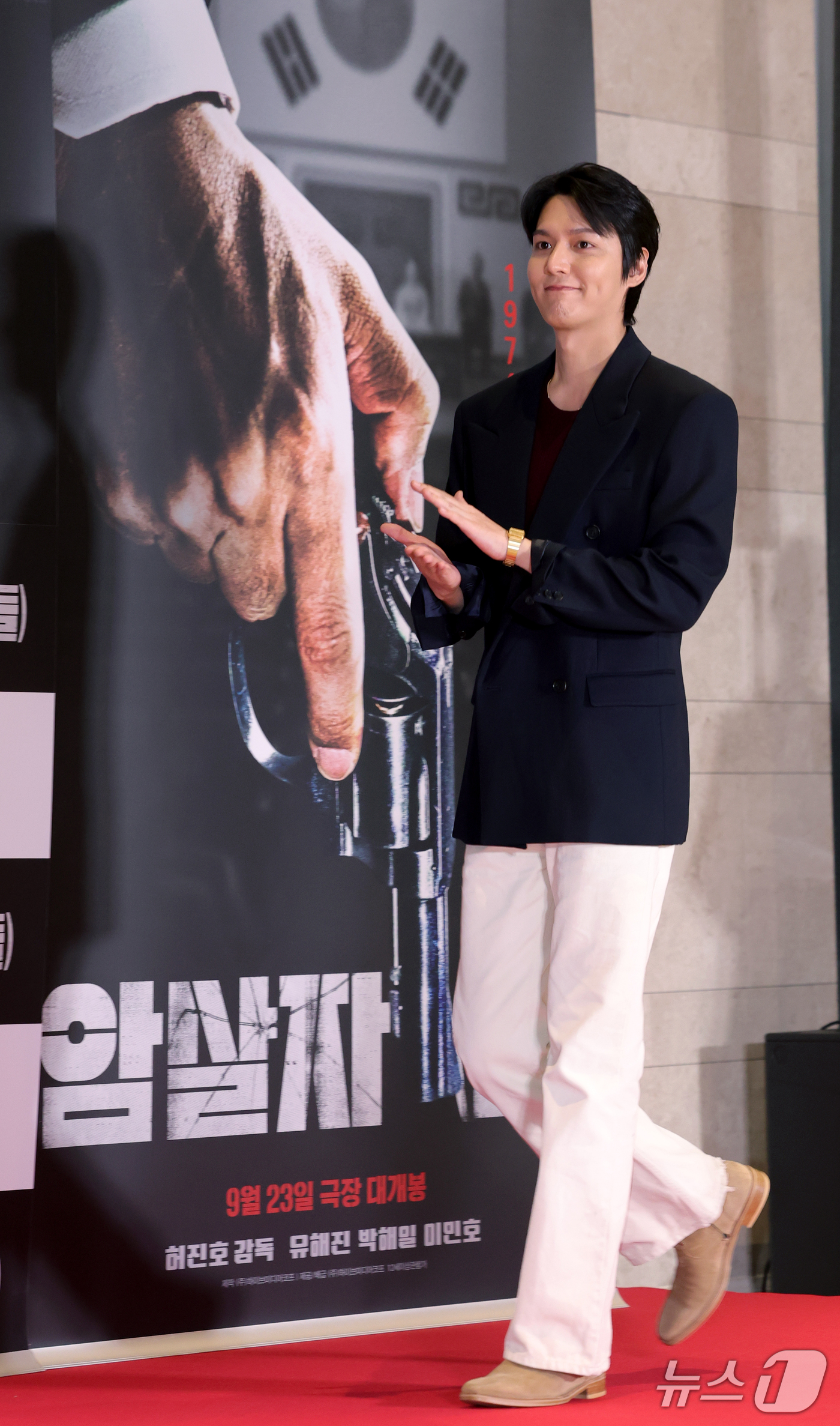 (서울=뉴스1) 권현진 기자 = 배우 이민호가 21일 오후 서울 송파구 롯데시네마 월드타워점에서 열린 영화 '암살자(들)' VIP 시사회에 참석하고 있다.'암살자(들)'은 1974 …