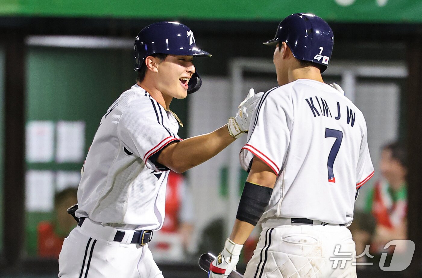 본문 이미지 - 21일 일본 아이치현 오카자키 중앙종합공원 야구장에서 열린 2026 아이치·나고야 아시안게임 야구 조별리그 1차전 대한민국과 대만의 경기, 대한민국 윤동희가 8회말 2사 주자없는 상황에서 1점 홈런을 치고 기뻐하고 있다. 2026.9.21 ⓒ 뉴스1 김도우 기자