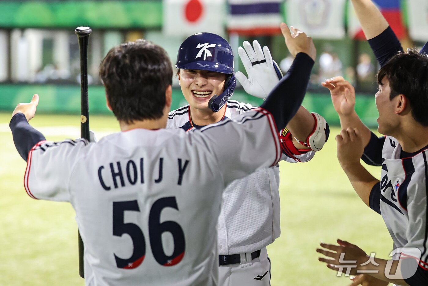 본문 이미지 - 21일 일본 아이치현 오카자키 중앙종합공원 야구장에서 열린 2026 아이치·나고야 아시안게임 야구 조별리그 1차전 대한민국과 대만의 경기, 대한민국 윤동희가 8회말 2사 주자없는 상황에서 1점 홈런을 치고 기뻐하고 있다. 2026.9.21 ⓒ 뉴스1 김도우 기자