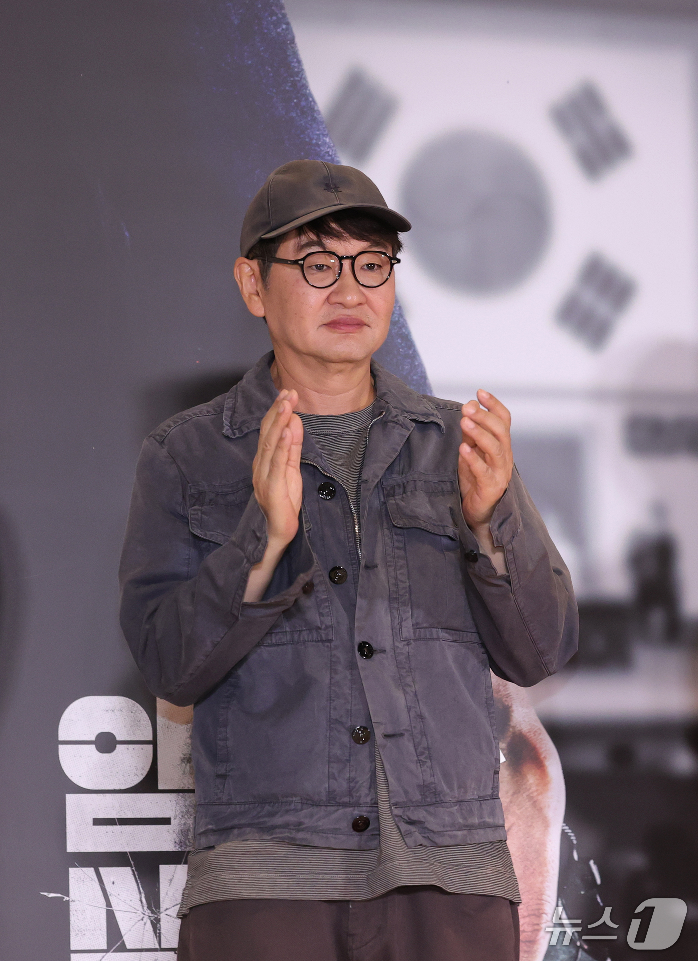 (서울=뉴스1) 권현진 기자 = 허진호 감독이 21일 오후 서울 송파구 롯데시네마 월드타워점에서 열린 영화 '암살자(들)' VIP 시사회에 참석해 박수를 치고 있다.'암살자(들)' …