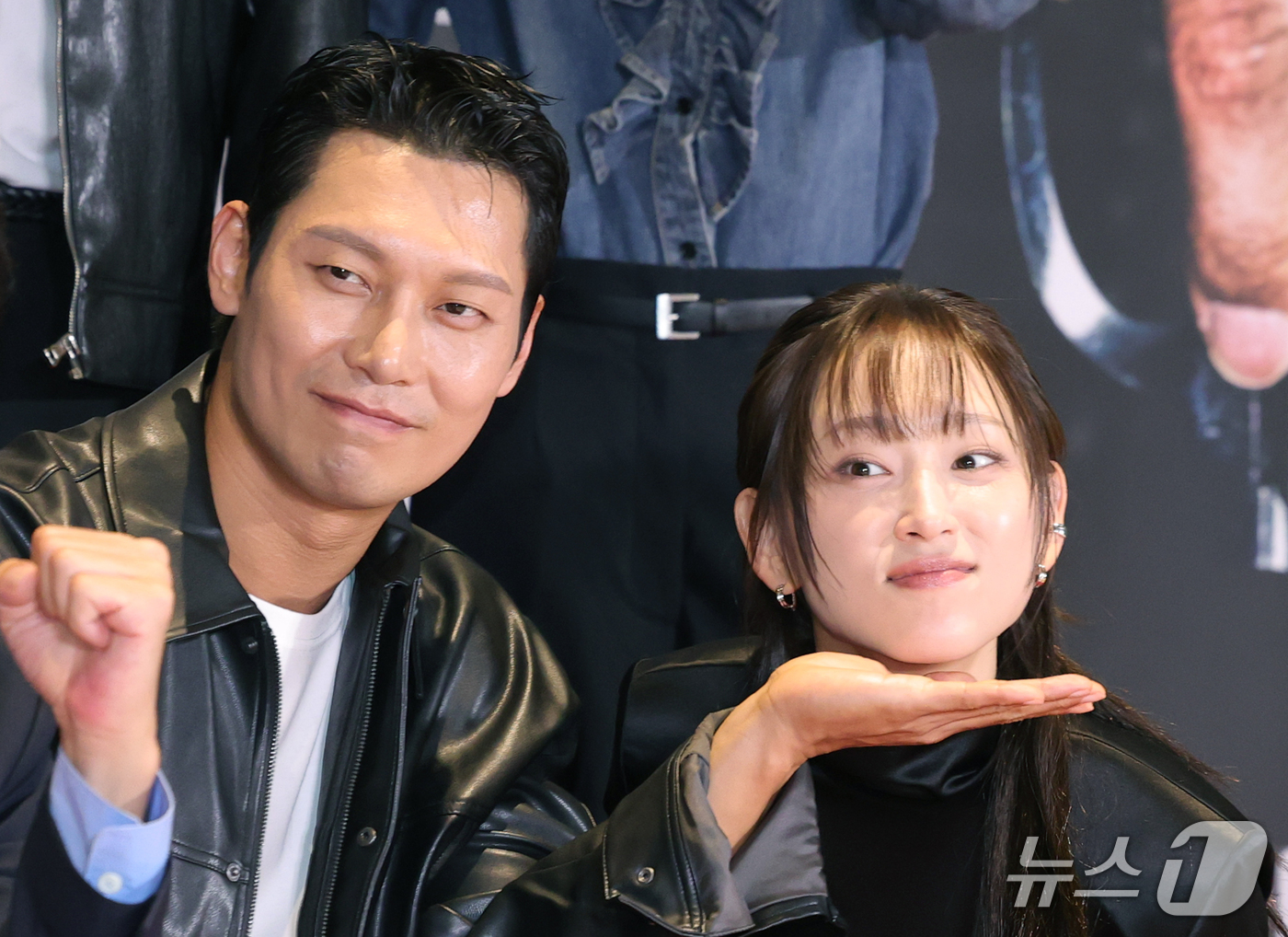 (서울=뉴스1) 권현진 기자 = 배우 박훈과 류혜영(오른쪽)이 21일 오후 서울 송파구 롯데시네마 월드타워점에서 열린 영화 '암살자(들)' VIP 시사회에 참석해 포즈를 취하고 있 …