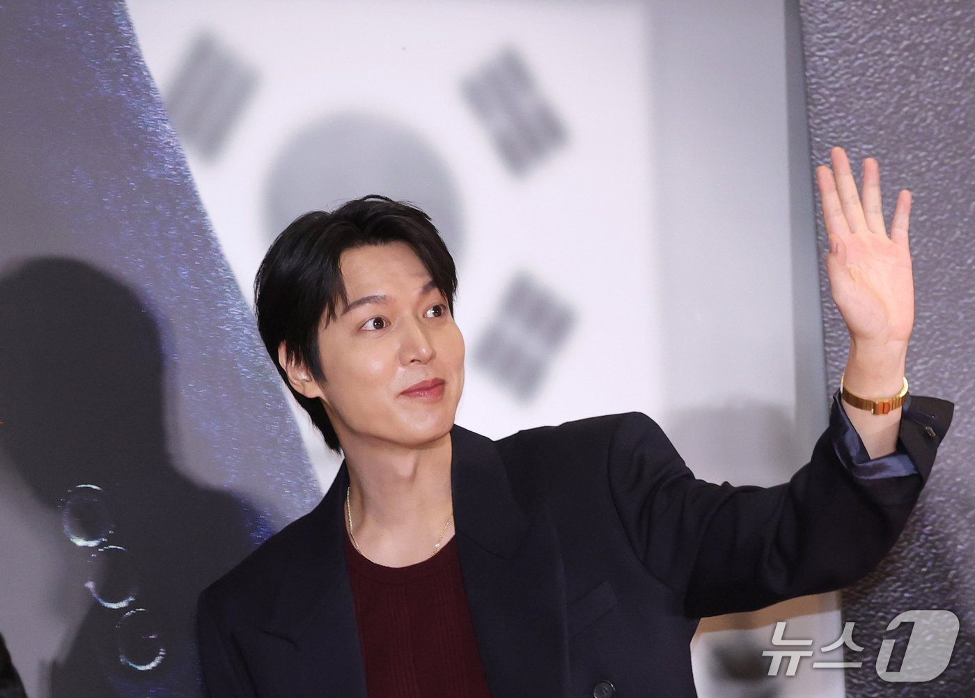 (서울=뉴스1) 권현진 기자 = 배우 이민호가 21일 오후 서울 송파구 롯데시네마 월드타워점에서 열린 영화 '암살자(들)' VIP 시사회에 참석해 인사를 하고 있다.'암살자(들)' …
