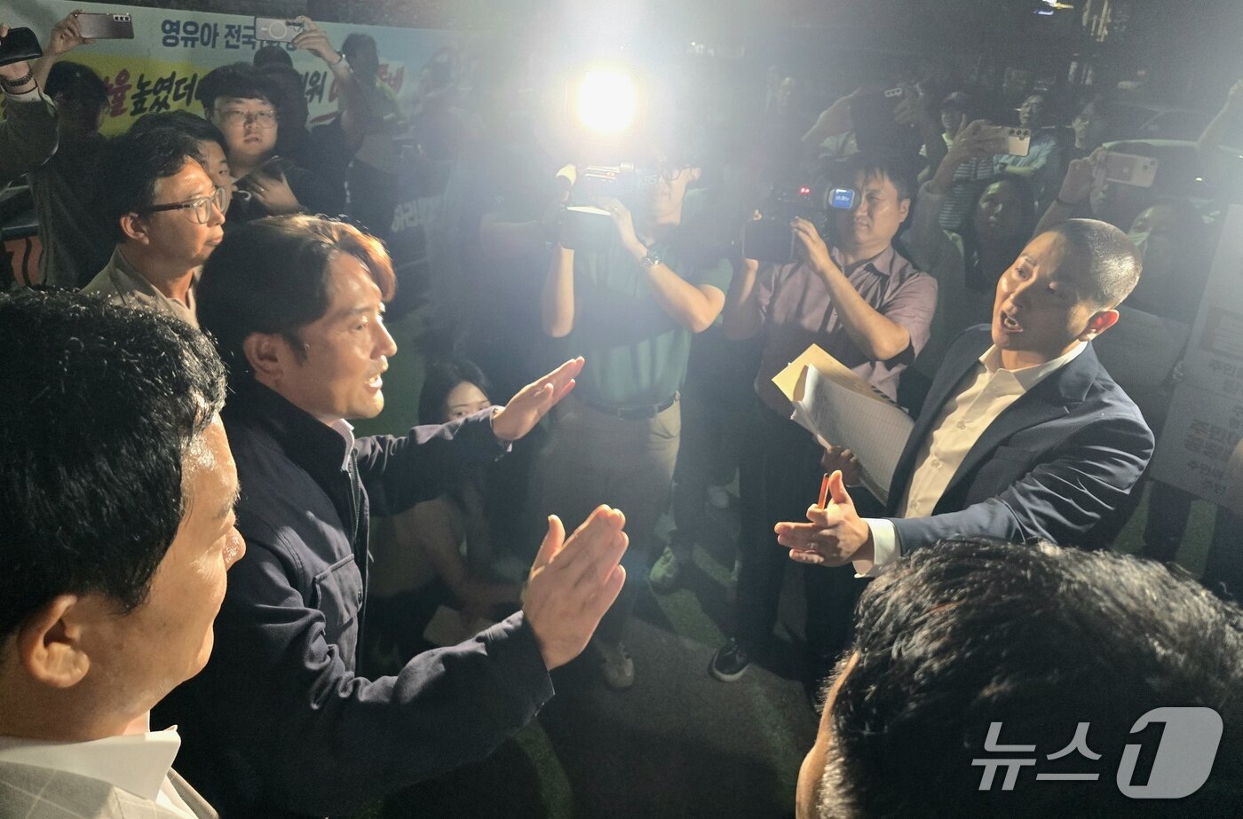 본문 이미지 - 심재민 부산시 환경물정책실장이 21일 생곡마을 광역소각시설 확충사업 주민설명회 참석을 거부한 주민들과 만나 항의에 답변하며 설명회 참석을 권유하고 있다.2026.9.21 ⓒ 뉴스1 이주현 기자