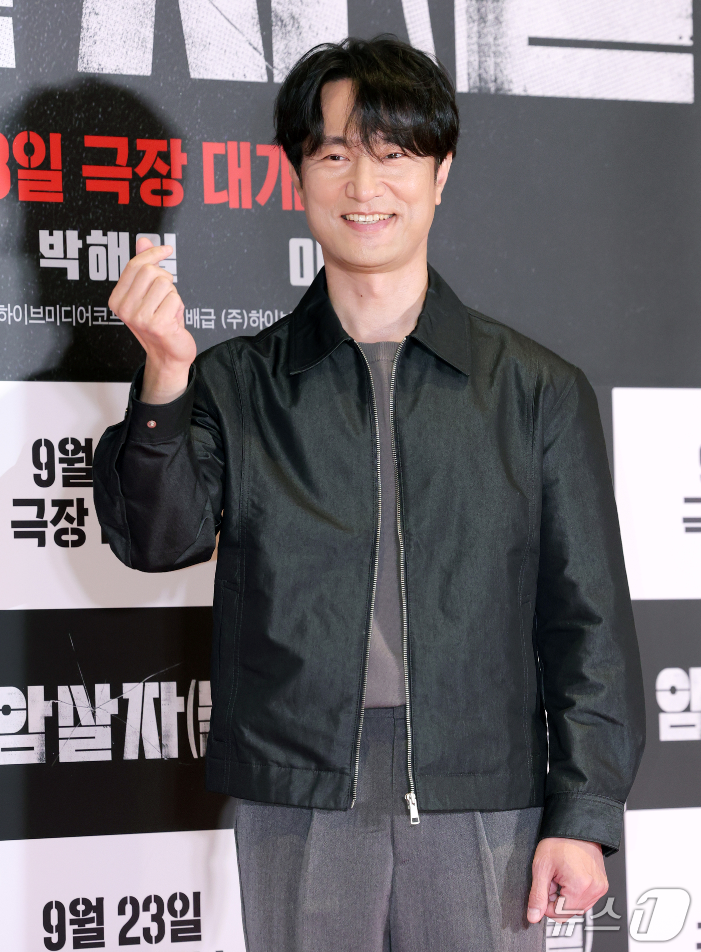(서울=뉴스1) 권현진 기자 = 배우 김병철이 21일 오후 서울 송파구 롯데시네마 월드타워점에서 열린 영화 '암살자(들)' VIP 시사회에 참석해 포즈를 취하고 있다.'암살자(들) …