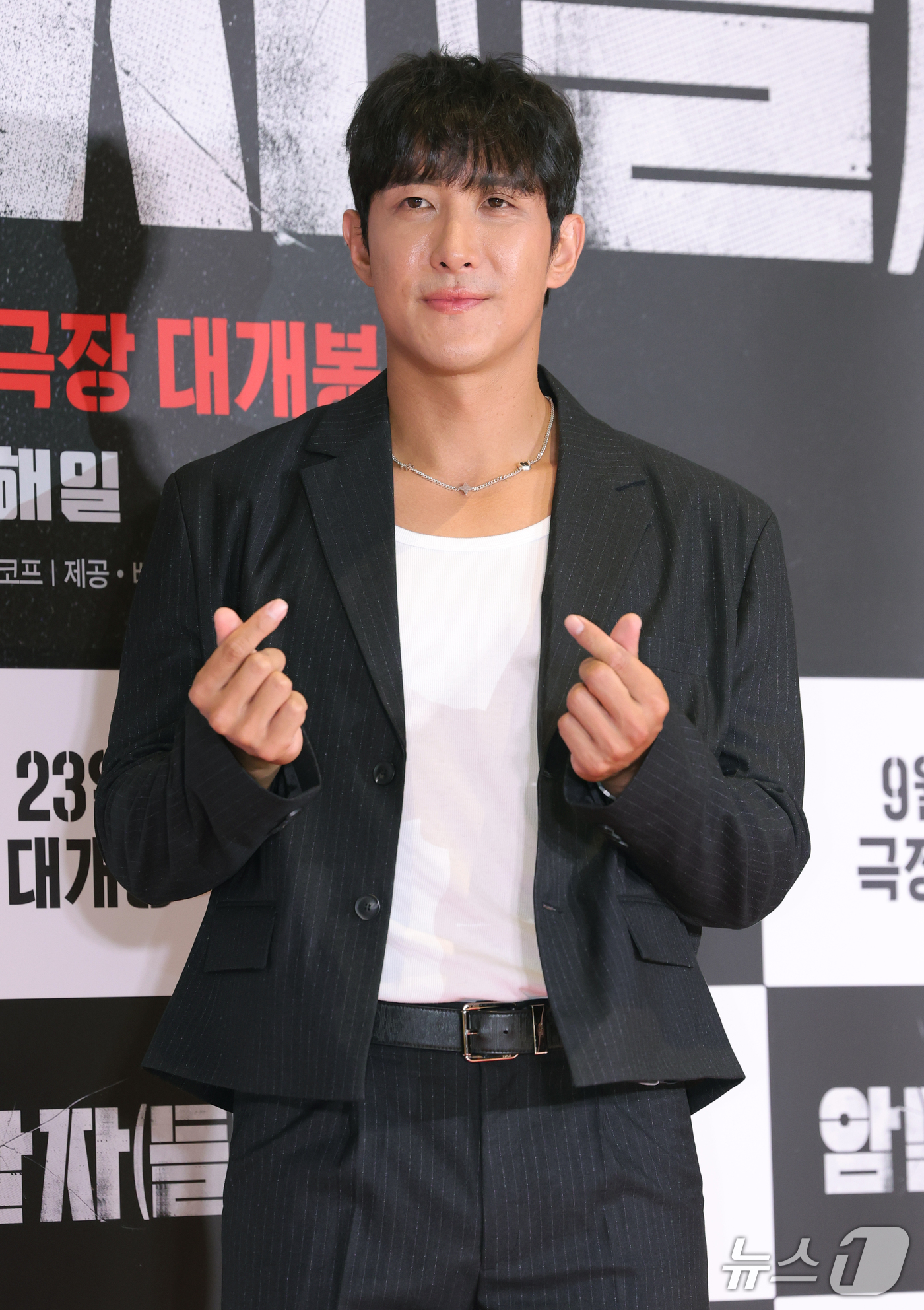 (서울=뉴스1) 권현진 기자 = 전 야구선수 황재균이 21일 오후 서울 송파구 롯데시네마 월드타워점에서 열린 영화 '암살자(들)' VIP 시사회에 참석해 포즈를 취하고 있다.'암살 …