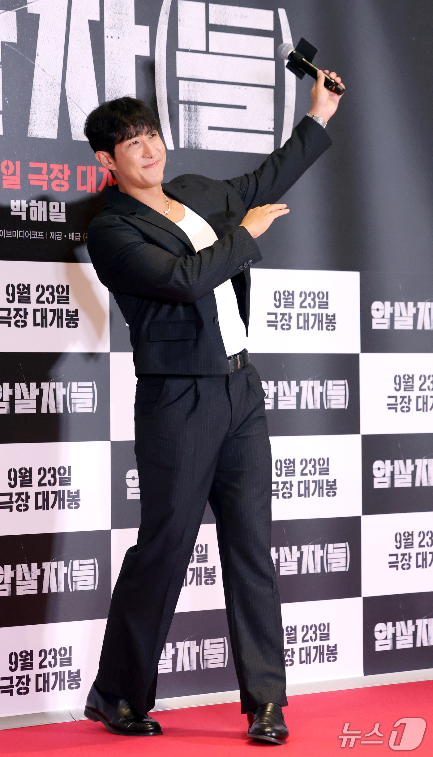 (서울=뉴스1) 권현진 기자 = 전 야구선수 황재균이 21일 오후 서울 송파구 롯데시네마 월드타워점에서 열린 영화 '암살자(들)' VIP 시사회에 참석해 관객수 천만 돌파를 기원하 …