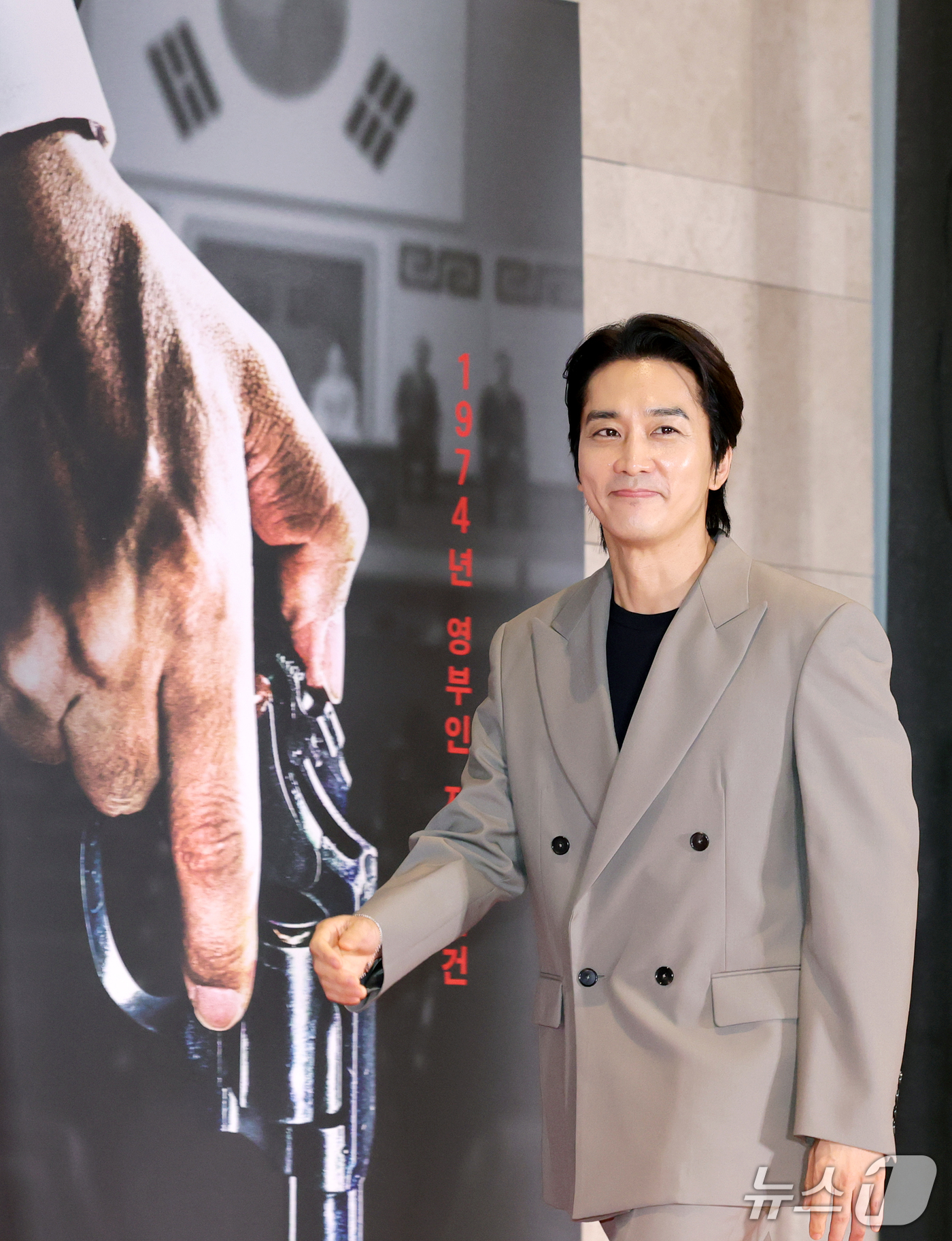 (서울=뉴스1) 권현진 기자 = 배우 송승헌이 21일 오후 서울 송파구 롯데시네마 월드타워점에서 열린 영화 '암살자(들)' VIP 시사회에 참석하고 있다.'암살자(들)'은 1974 …