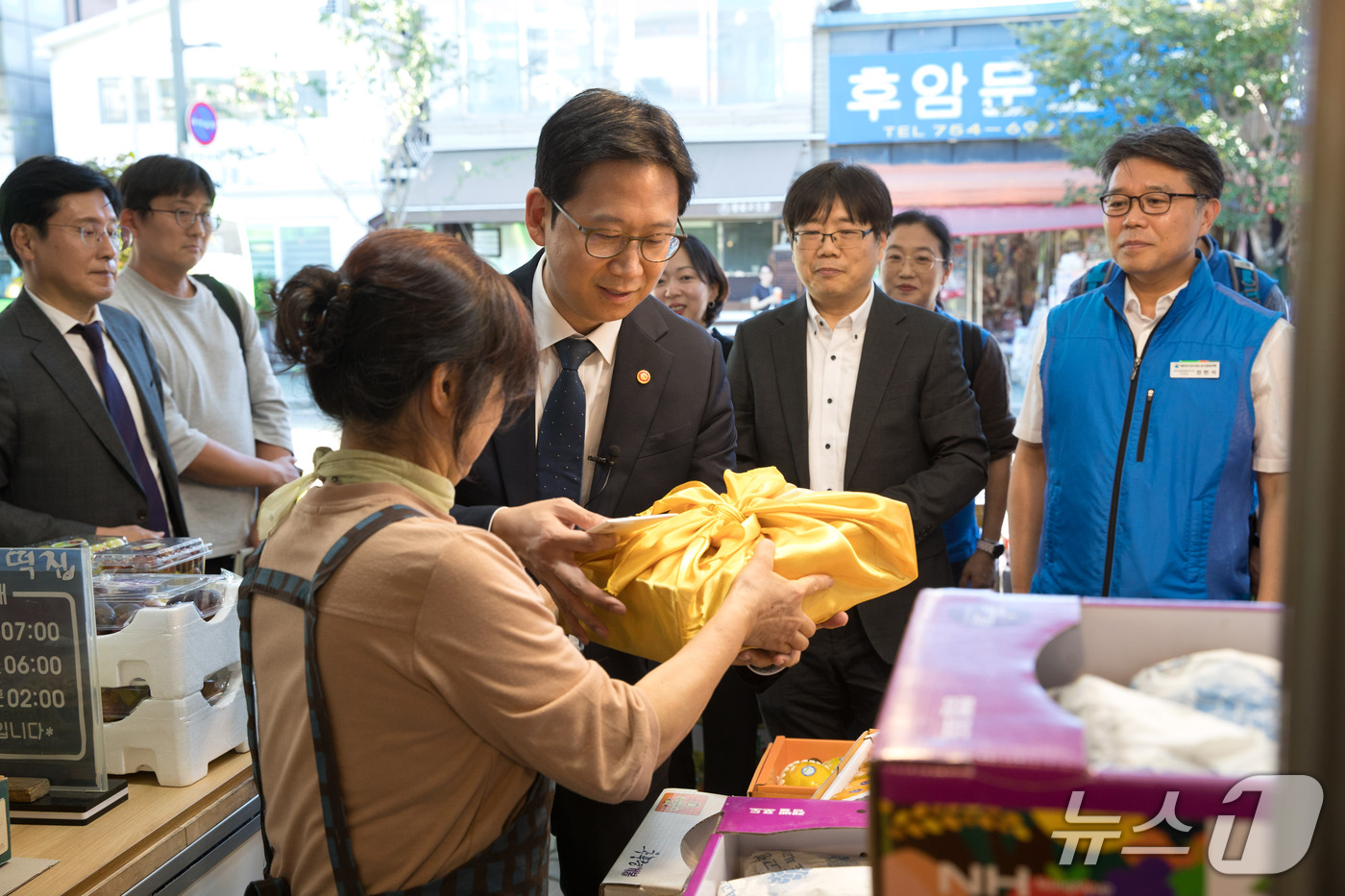 (서울=뉴스1) = 배경훈 부총리 겸 과학기술정보통신부 장관이 21일 오후 서울 용산구 후암시장을 방문해 사회복지시설 영락애니아의집에 전달할 위문 물품을 구매하고 있다. (과학기술 …