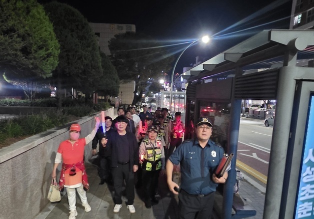 "청소년 보호·범죄 예방"…춘천 민·관·경 300명 합동 순찰