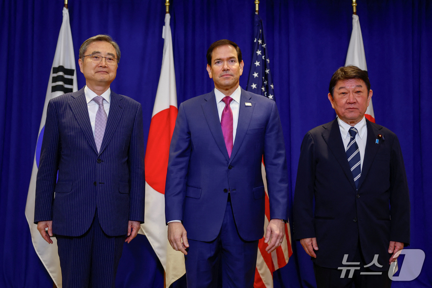 (로이터=뉴스1) = 조현 외교부 장관(왼쪽부터), 마코 루비오 미국 국무장관, 모테기 도시미쓰 일본 외무상이 21일(현지 시각) 뉴욕에서 회담하기 앞서 기념촬영을 하고 있다. 2 …