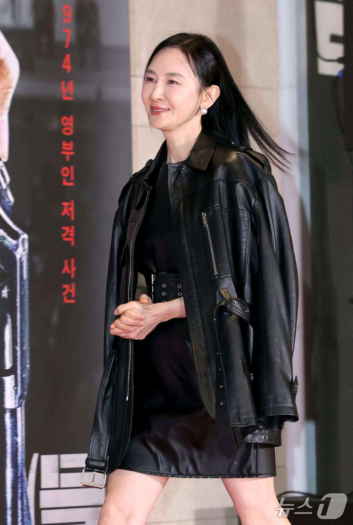 본문 이미지 - 배우 채시라가 21일 오후 서울 송파구 롯데시네마 월드타워점에서 열린 영화 '암살자(들)' VIP 시사회에 참석하고 있다. ⓒ 뉴스1 권현진 기자