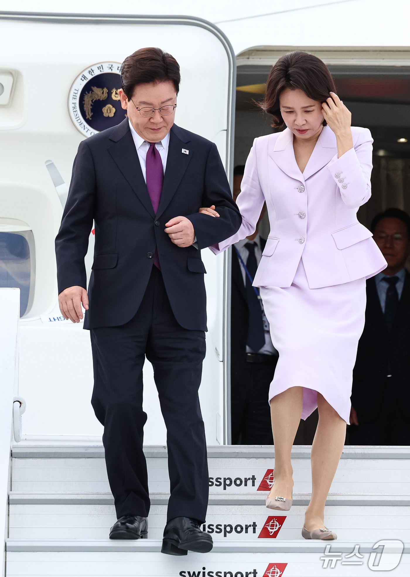 (뉴욕=뉴스1) 허경 기자 = 이재명 대통령과 김혜경 여사가 21일(현지시간) 유엔 총회 참석을 위해 미국 뉴욕 JFK 공항에 도착하고 있다. 2026.9.22/뉴스1
