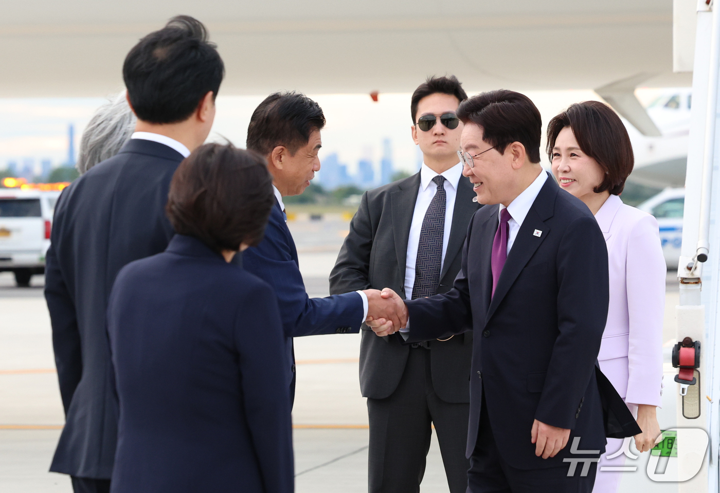 (뉴욕=뉴스1) 허경 기자 = 이재명 대통령이 21일(현지시간) 유엔총회 참석을 위해 미국 뉴욕 JFK 공항에 도착해 환영객과 인사하고 있다. 2026.9.22/뉴스1