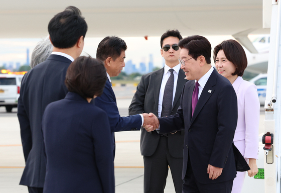 환영객과 인사 나누는 이재명 대통령