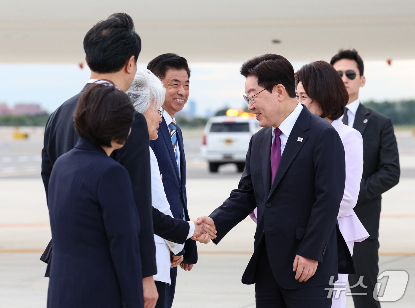 (뉴욕=뉴스1) 허경 기자 = 이재명 대통령이 21일(현지시간) 유엔총회 참석을 위해 미국 뉴욕 JFK 공항에 도착해 강경화 주미국대한민국대사와  인사하고 있다. 2026.9.22 …
