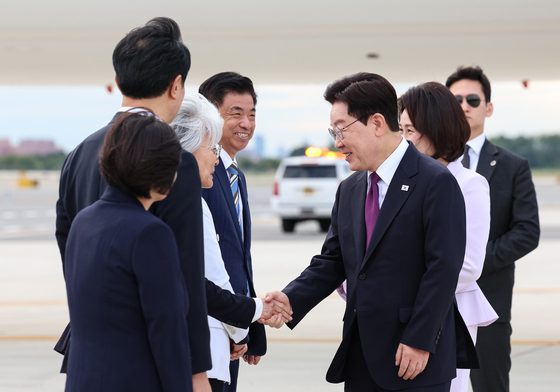 강경화 대사와 인사하는 이재명 대통령