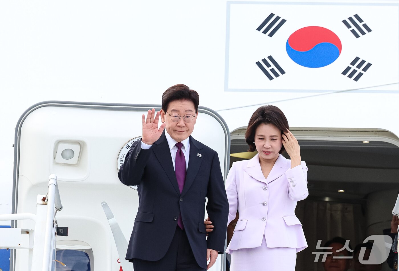 본문 이미지 - 이재명 대통령과 김혜경 여사가 21일(현지시간) 유엔 총회 참석을 위해 미국 뉴욕 JFK 공항에 도착해 환송객들에게 인사하고 있다. 2026.9.22 ⓒ 뉴스1 허경 기자