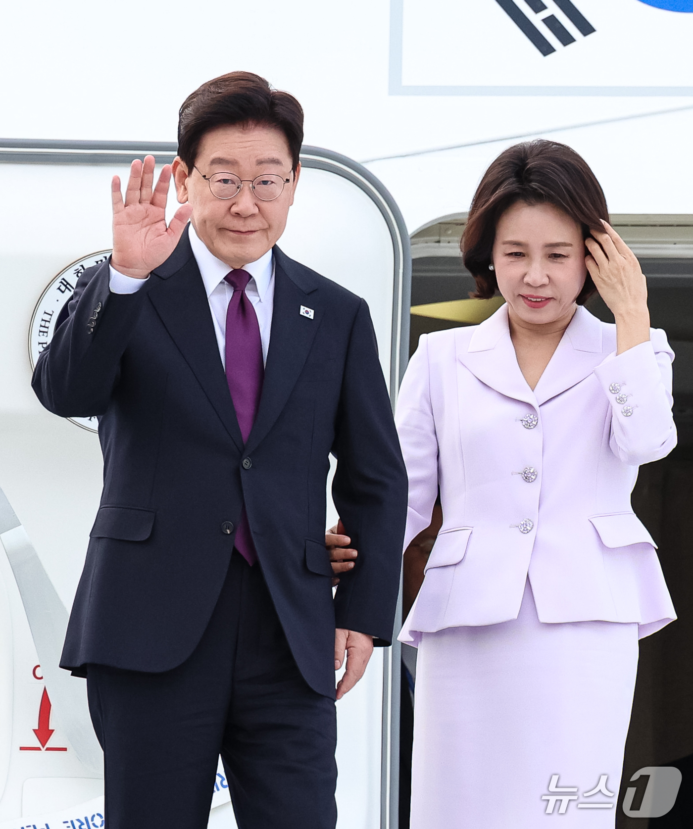 (뉴욕=뉴스1) 허경 기자 = 이재명 대통령과 김혜경 여사가 21일(현지시간) 유엔 총회 참석을 위해 미국 뉴욕 JFK 공항에 도착해 환송객들에게 인사하고 있다. 2026.9.22 …