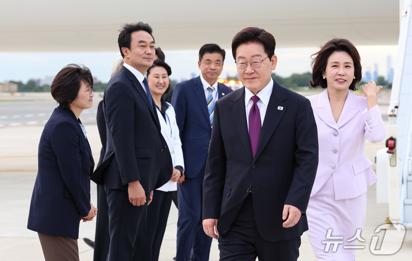 (뉴욕=뉴스1) 허경 기자 = 이재명 대통령과 김혜경 여사가 21일(현지시간) 유엔 총회 참석을 위해 미국 뉴욕 JFK 공항에 도착하고 있다. 2026.9.22/뉴스1