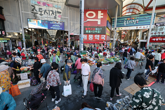 "값 더 오르기 전에 사야죠"…새벽 5시부터 북적인 포항 죽도시장