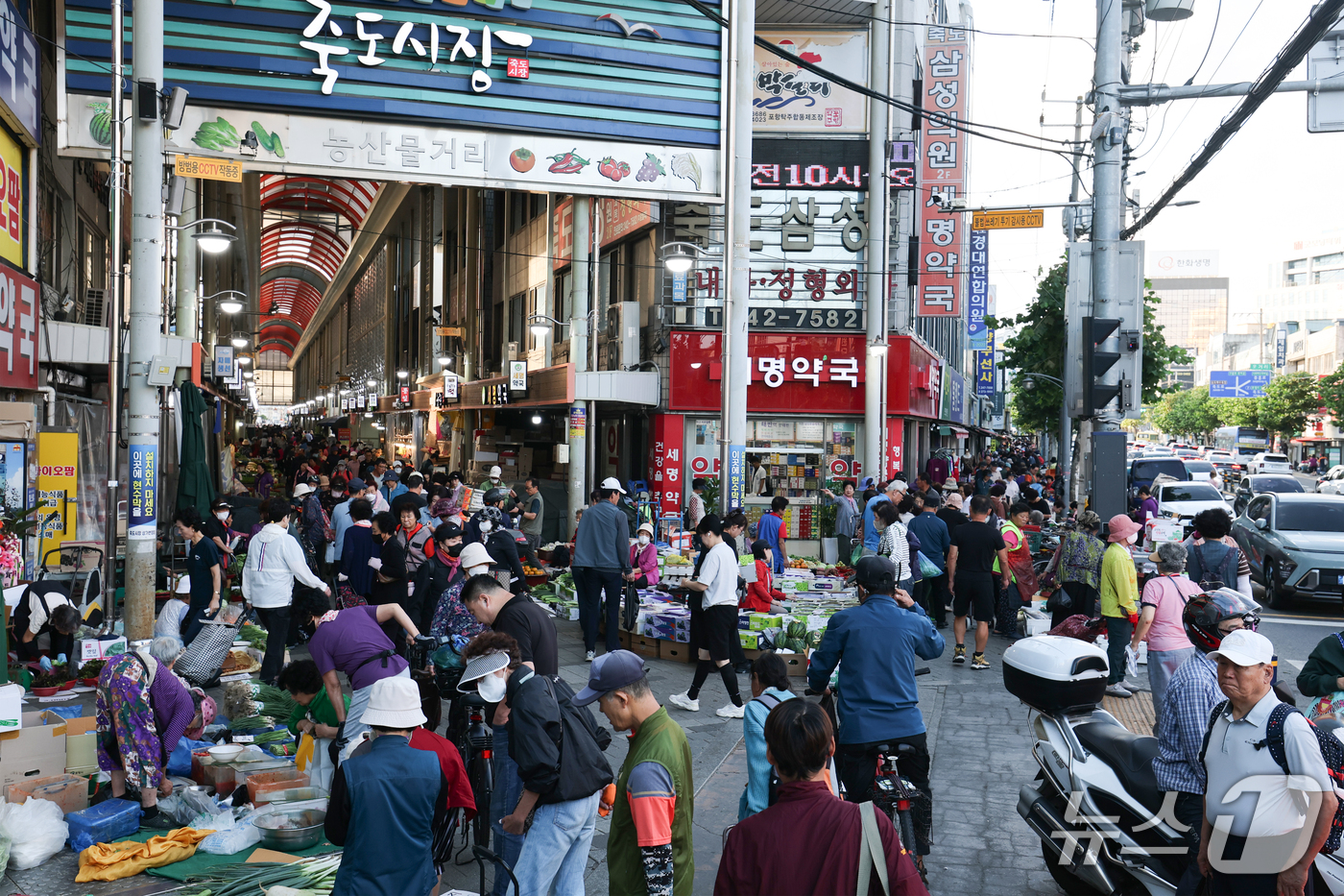 (포항=뉴스1) 최창호 기자 = 추석 연휴를 이틀 앞둔 22일 오전 경북 최대 전통시장인 포항죽도시장이 제수 용품을 구입하러 나온 시민들로 북적이고 있다. 2026.9.22/뉴스1 …