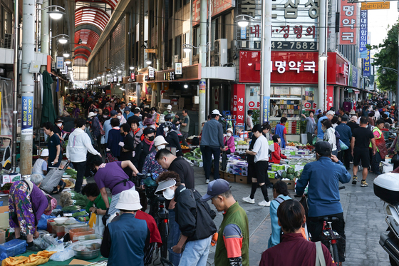 새벽 죽도시장 찾은 시민들