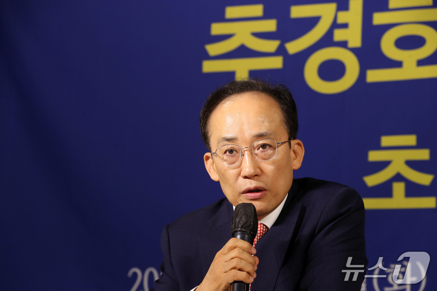 (대구=뉴스1) 공정식 기자 = 추경호 대구시장이 22일 오전 대구 남구 이천동 대구아트파크에서 열린 아시아포럼21 초청 토론회에서 모두 발언을 하고 있다. 2026.9.22/뉴스 …