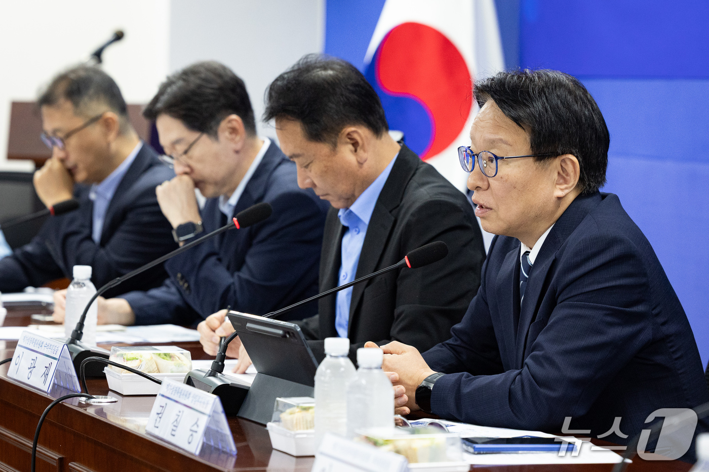 (서울=뉴스1) 유승관 기자 = 권칠승 더불어민주당 메가성장특별위원회 상임부위원장이 22일 서울 여의도 국회 의원회관에서 열린 메가성장특별위원회 워크숍에서 발언하고 있다. 2026 …