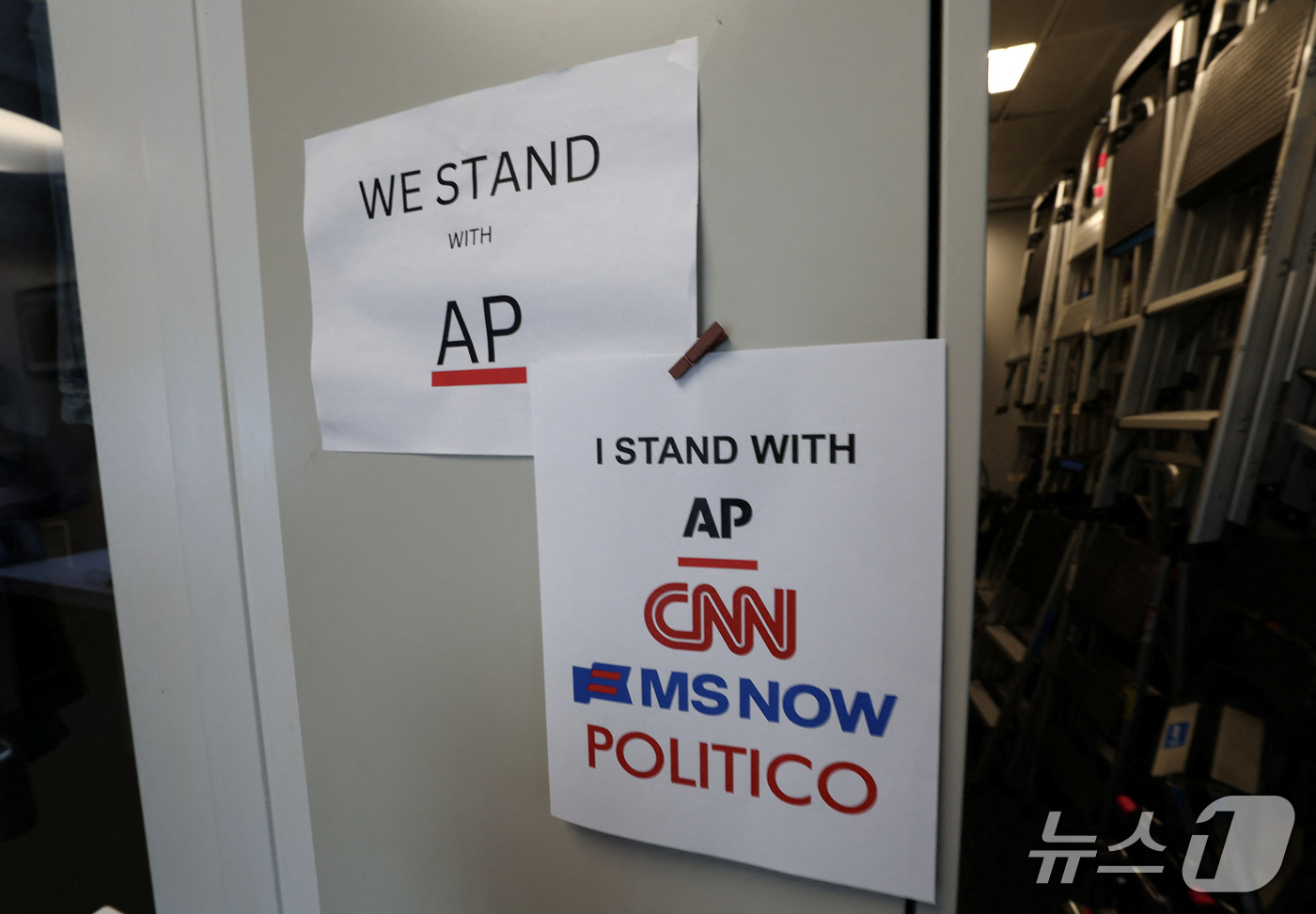 (워싱턴 로이터=뉴스1) 최종일 선임기자 = 도널드 트럼프 미국 대통령이 CNN·MS NOW·폴리티코 등 3개 주요 언론사의 백악관 출입을 금지한 가운데 21일(현지시간) 미국 워 …