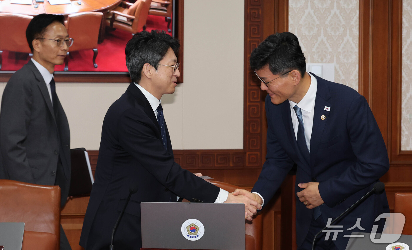 (서울=뉴스1) 이종덕 기자 = 홍지선 국토교통부 2차관(국토교통부 장관 후보자)가 22일 서울 종로구 정부서울청사에서 열린 국무회의에 참석해 인사를 나누고 있다. 2026.9.2 …