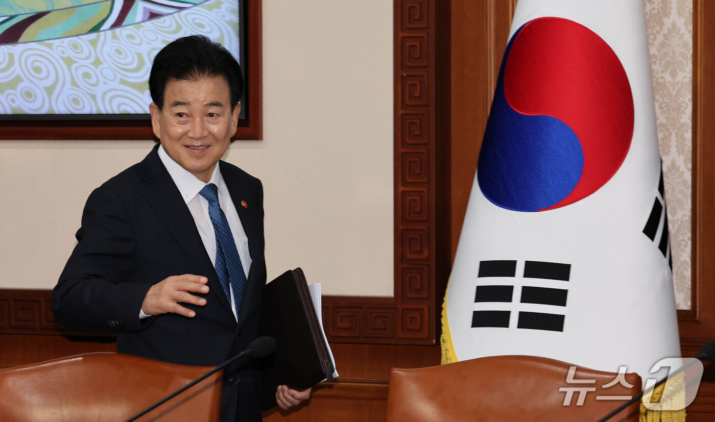 (서울=뉴스1) 이종덕 기자 = 정동영 통일부 장관이 22일 서울 종로구 정부서울청사에서 열린 국무회의에 참석하며 인사하고 있다. 2026.9.22/뉴스1