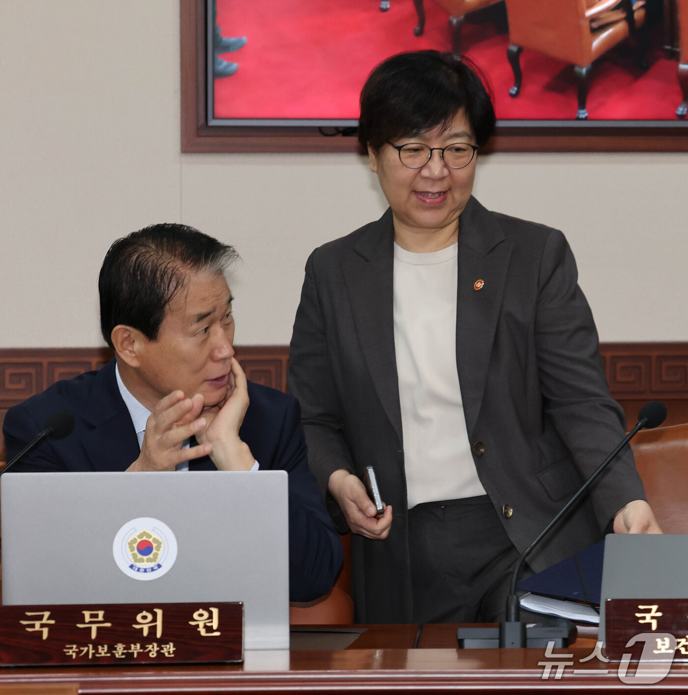 (서울=뉴스1) 이종덕 기자 = 권오을 국가보훈부 장관, 정은경 보건복지부 장관이 22일 서울 종로구 정부서울청사에서 국무회의에 참석해 대화하고 있다.  2026.9.22/뉴스1