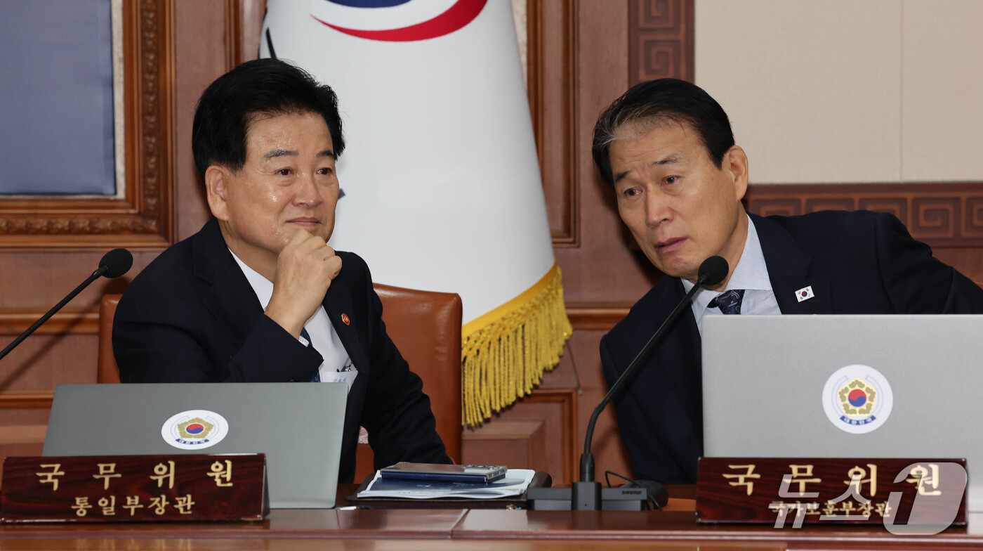 (서울=뉴스1) 이종덕 기자 = 정동영 통일부 장관과 권오을 국가보훈부 장관이 22일 서울 종로구 정부서울청사에서 국무회의에 참석해 대화하고 있다.  2026.9.22/뉴스1