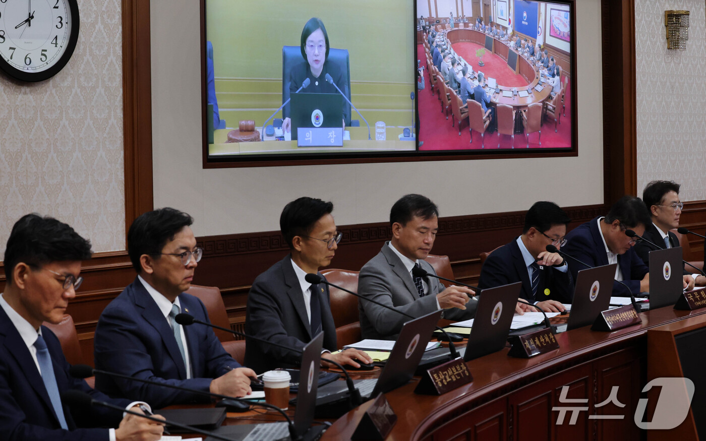 (서울=뉴스1) 이종덕 기자 = 한성숙 국무총리가 22일 정부세종청사에서 국무회의를 주재하고 있다. 정부서울청사에서 국무회의에 참석한 국무위원들이 한 총리의 발언을 경청하고 있다. …