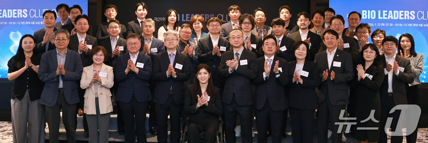 (서울=뉴스1) 구윤성 기자 = 이영섭 뉴스1 대표를 비롯한 참석자들이 22일 서울 중구 더그랜드롯데 서울 호텔에서 열린 '제29회 바이오리더스클럽 2026'에서 기념촬영을 하고 …