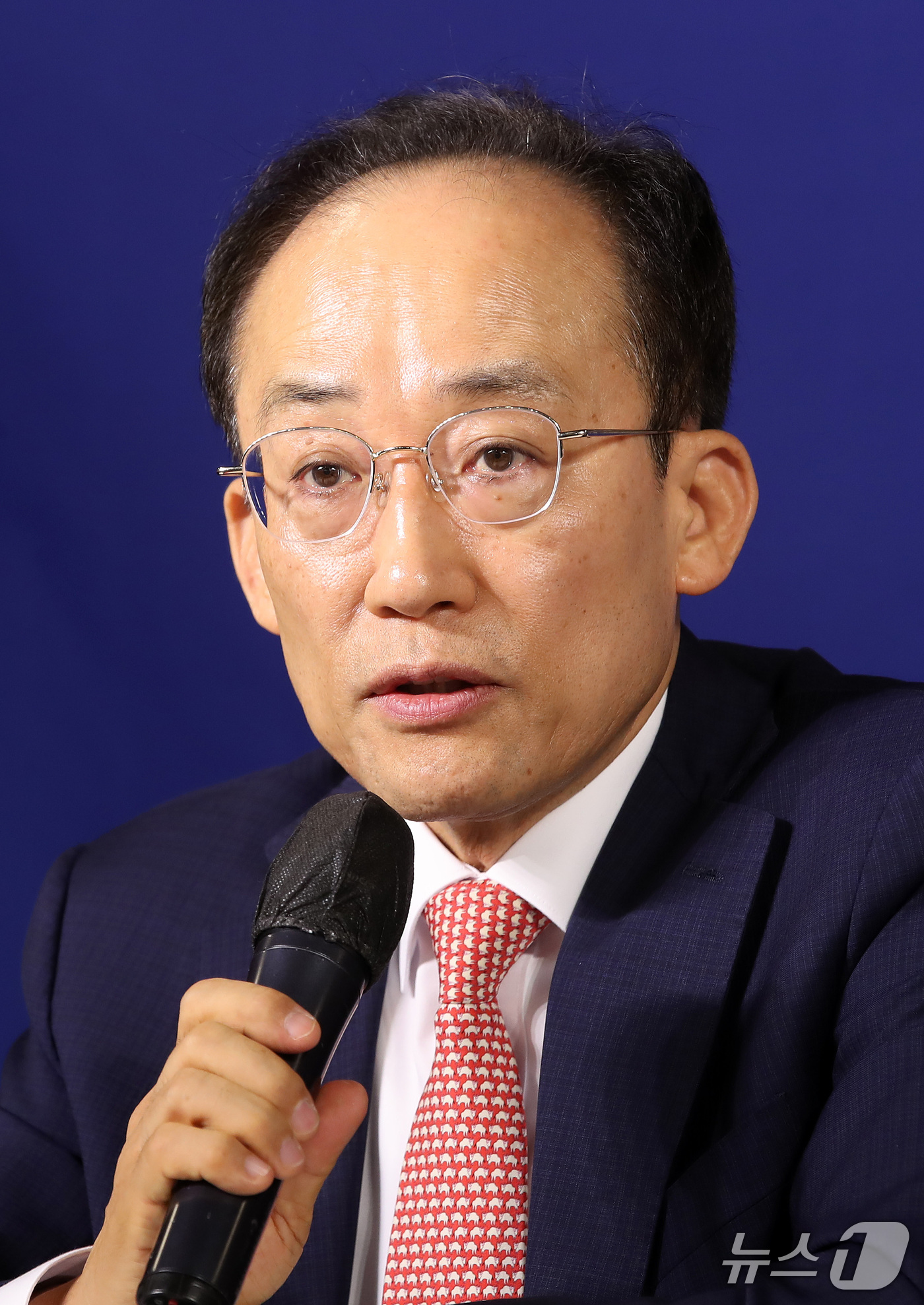 (대구=뉴스1) 공정식 기자 = 추경호 대구시장이 22일 오전 대구 남구 이천동 대구아트파크에서 열린 아시아포럼21 초청 토론회에서 취재진 질문에 답하고 있다. 2026.9.22/ …