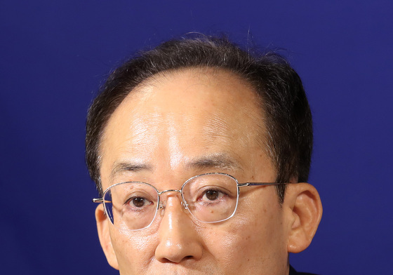 취재진 질문에 답하는 추경호 대구시장